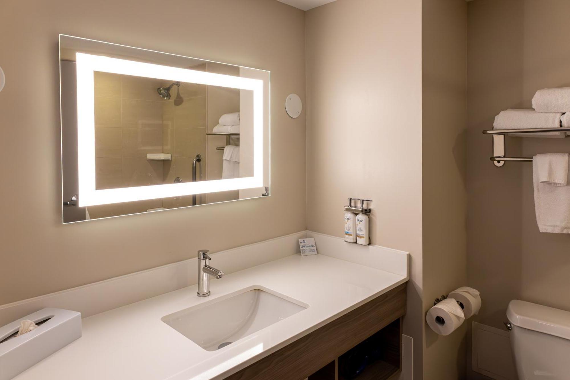Holiday Inn Express Hotel & Suites Brockville By Ihg Exterior photo